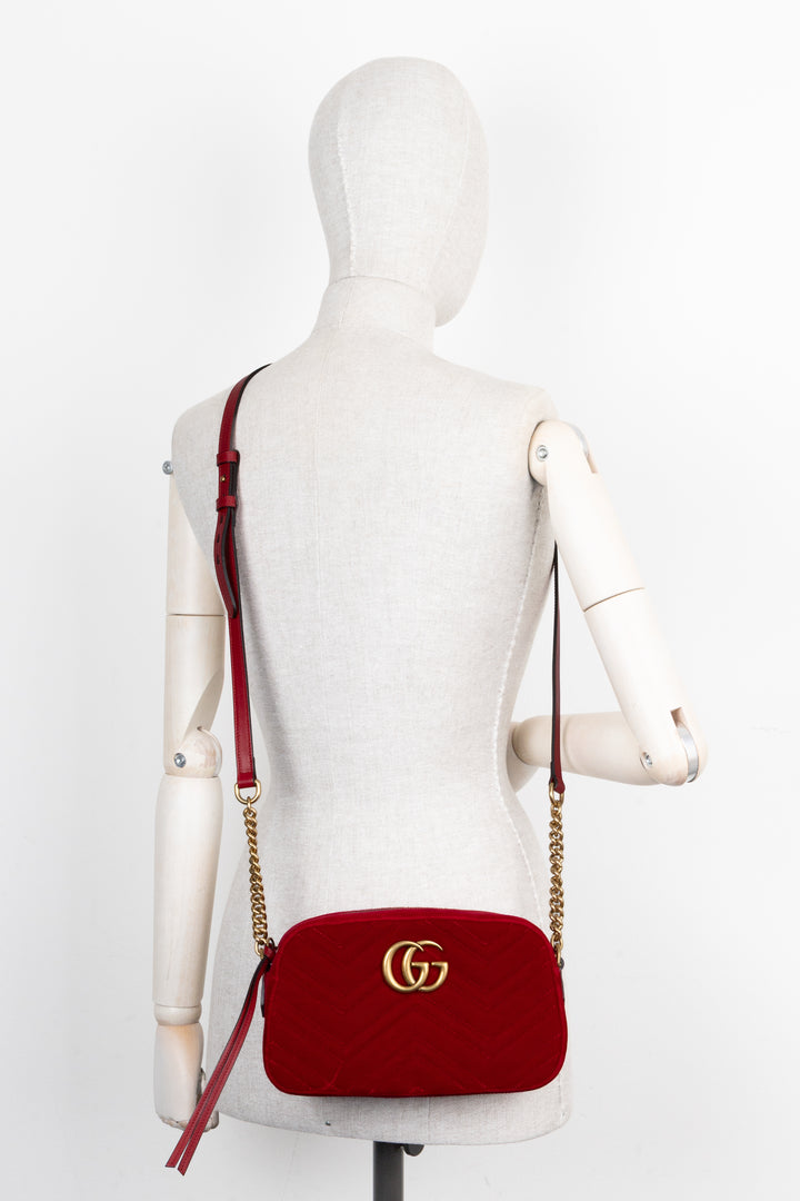 Sac bandoulière matelassé GUCCI Marmont en velours rouge