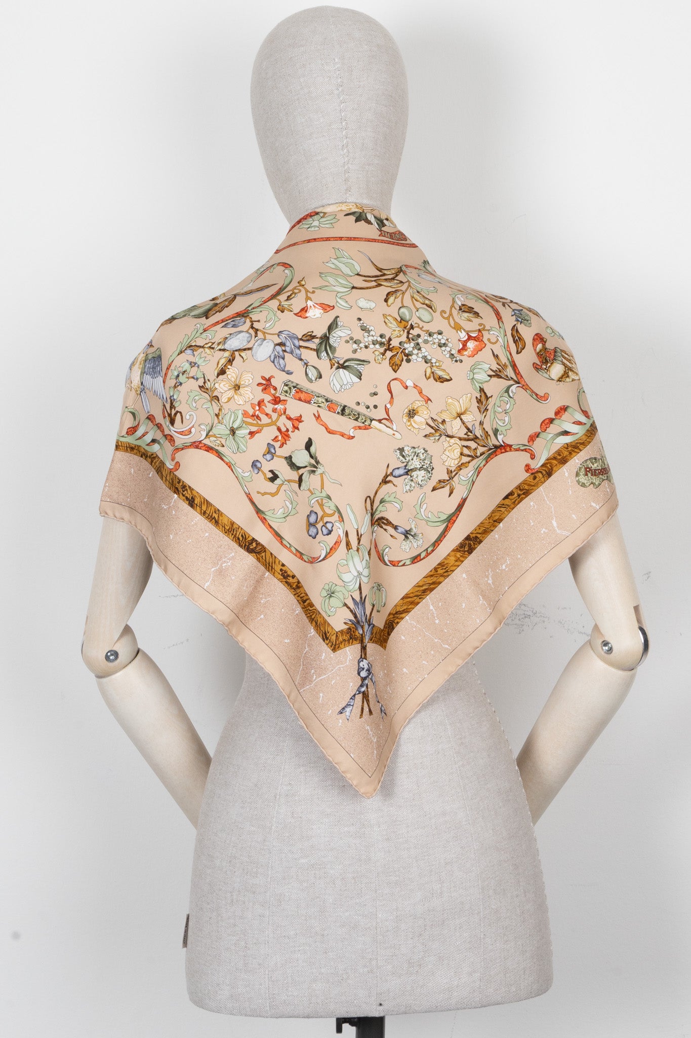 HERMÈS Pierres D'Orient Et D'Occident 90 Carré Beige – REAWAKE