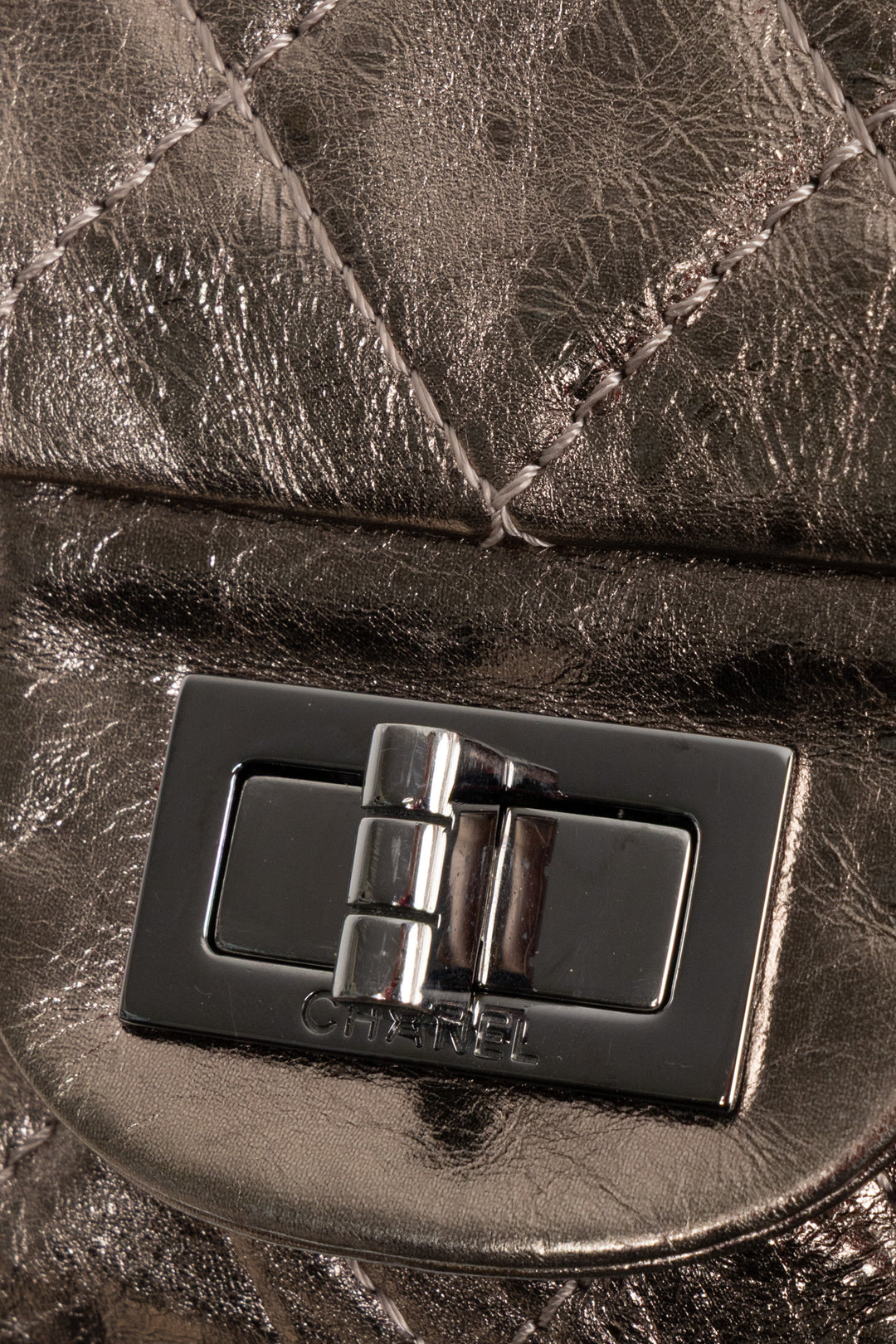 Sac CHANEL 2.55 Reissue grand modèle en cuir métallisé doré