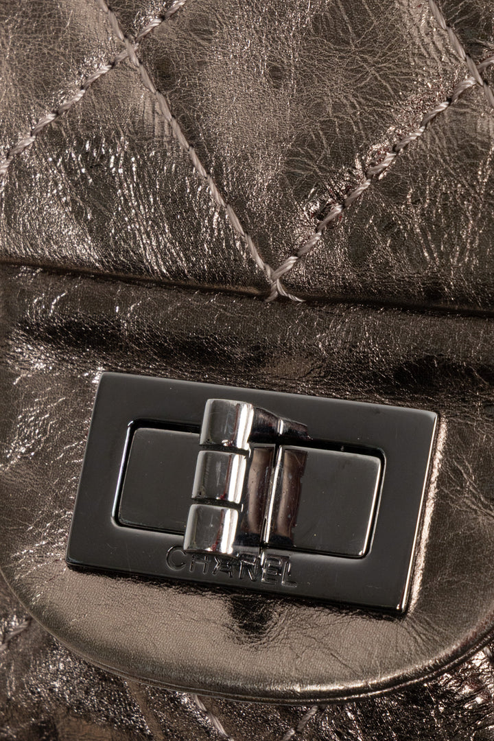 Sac CHANEL 2.55 Reissue grand modèle en cuir métallisé doré