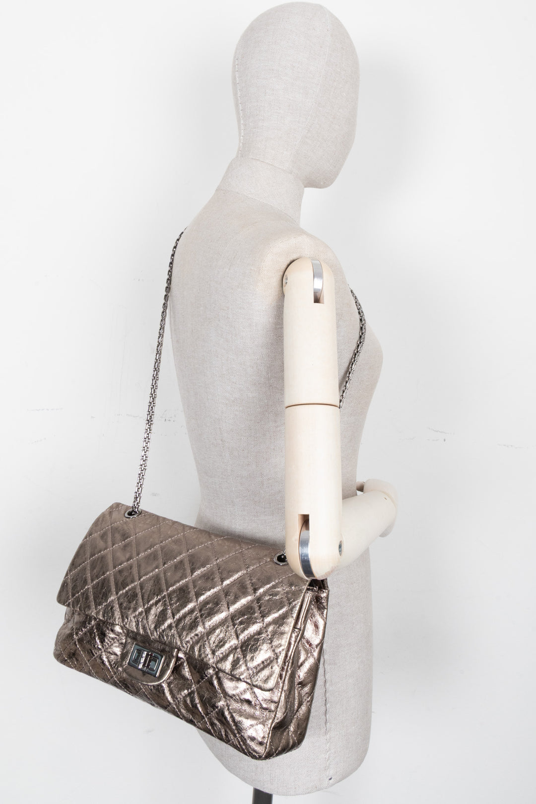 Sac CHANEL 2.55 Reissue grand modèle en cuir métallisé doré