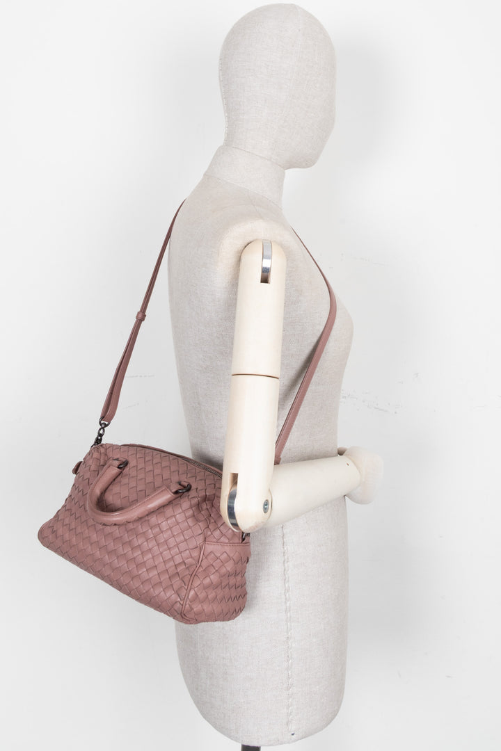 BOTTEGA VENETA Mini sac Boston en cuir Intrecciato rose poudré