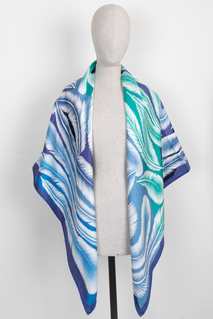 Foulard HERMÈS à imprimé plumes 140 cm en soie bleu turquoise