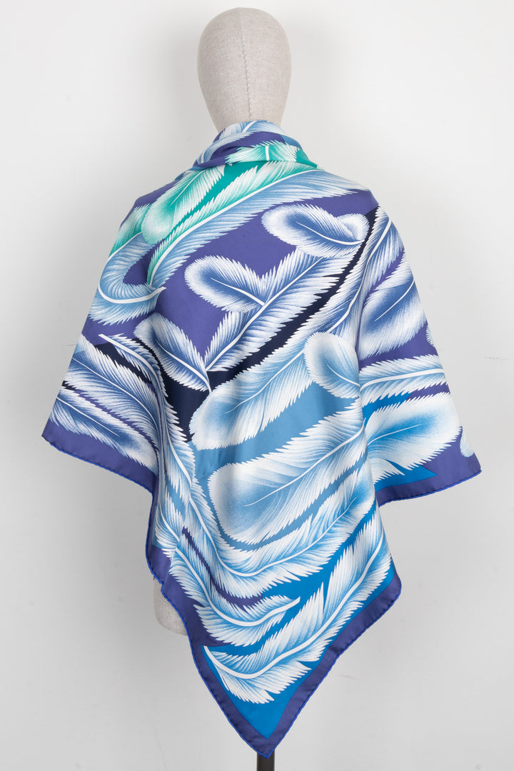 Foulard HERMÈS à imprimé plumes 140 cm en soie bleu turquoise