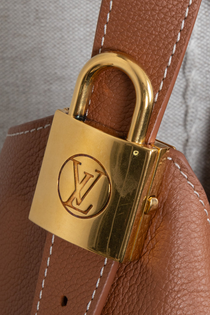 LOUIS VUITTON Low Key Hobo MM Cuir Cognac