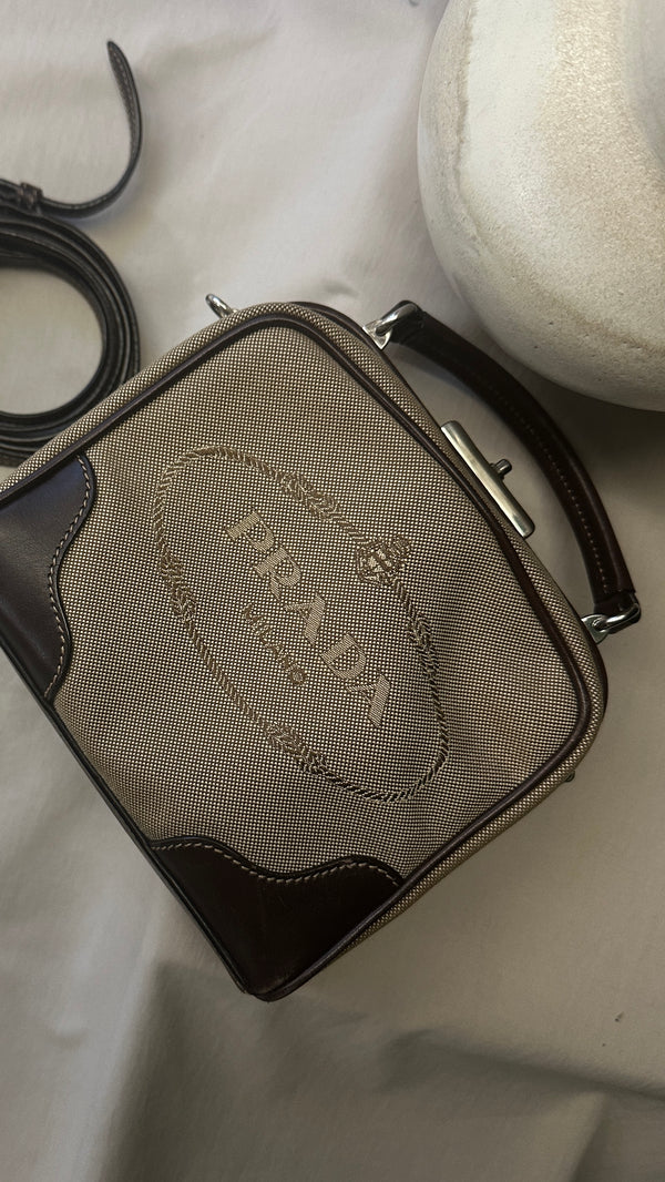 Sac à main Prada en toile avec logo.