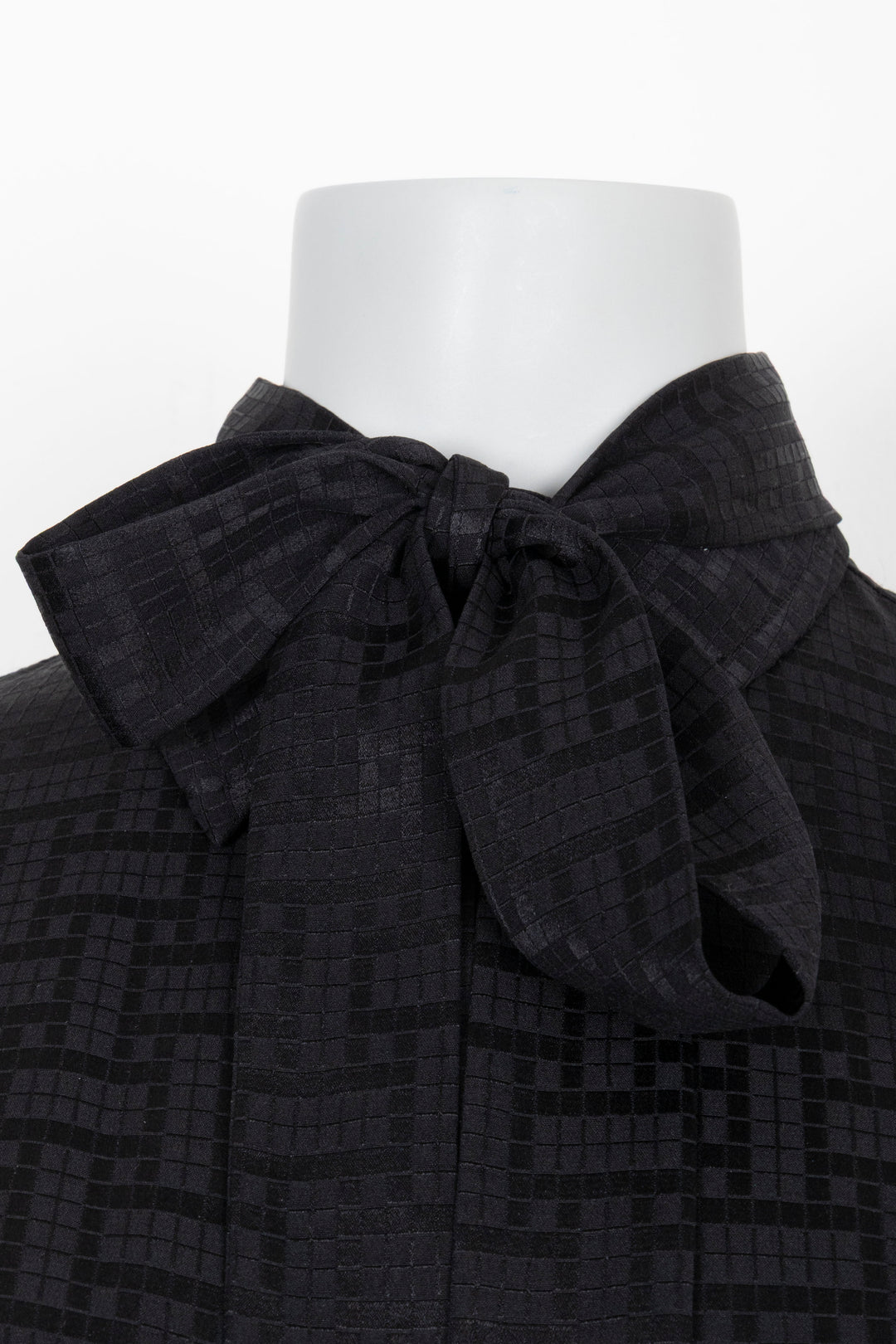 HERMÈS Blouse à nœud en soie noire