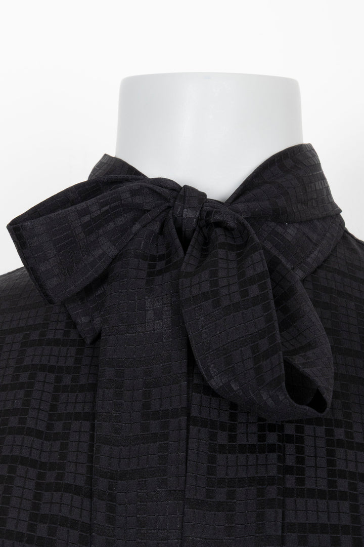HERMÈS Blouse à nœud en soie noire