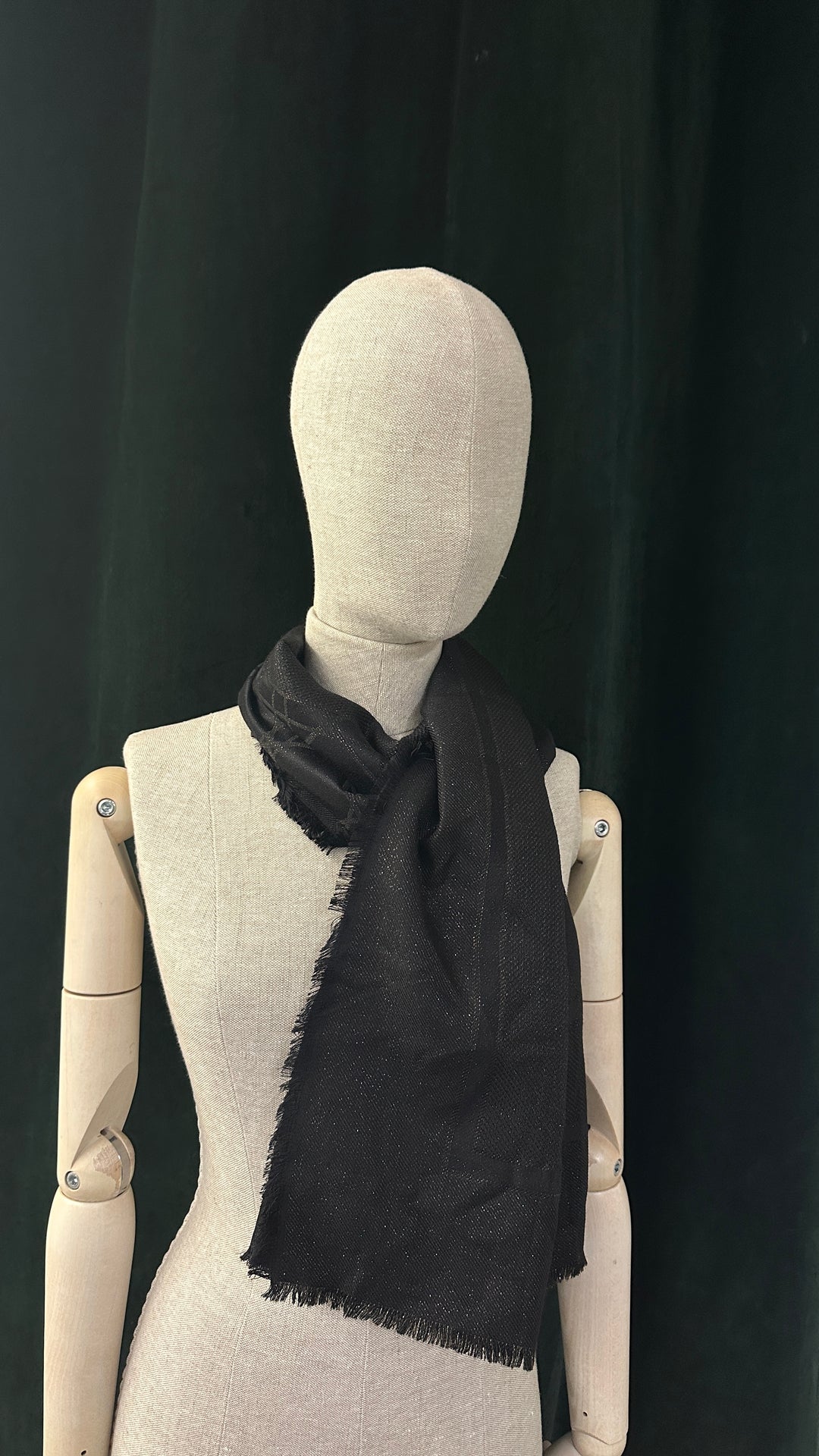 Écharpe CHRISTIAN DIOR Cannage en laine, soie et lurex, noir et or.