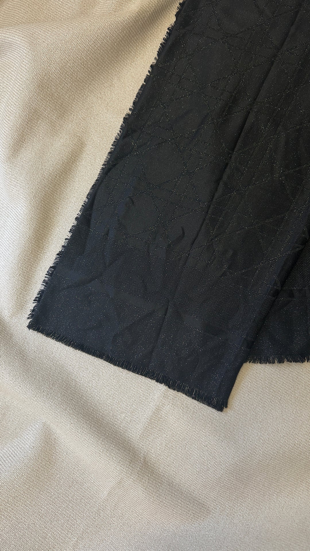 Écharpe CHRISTIAN DIOR Cannage en laine, soie et lurex, noir et or.