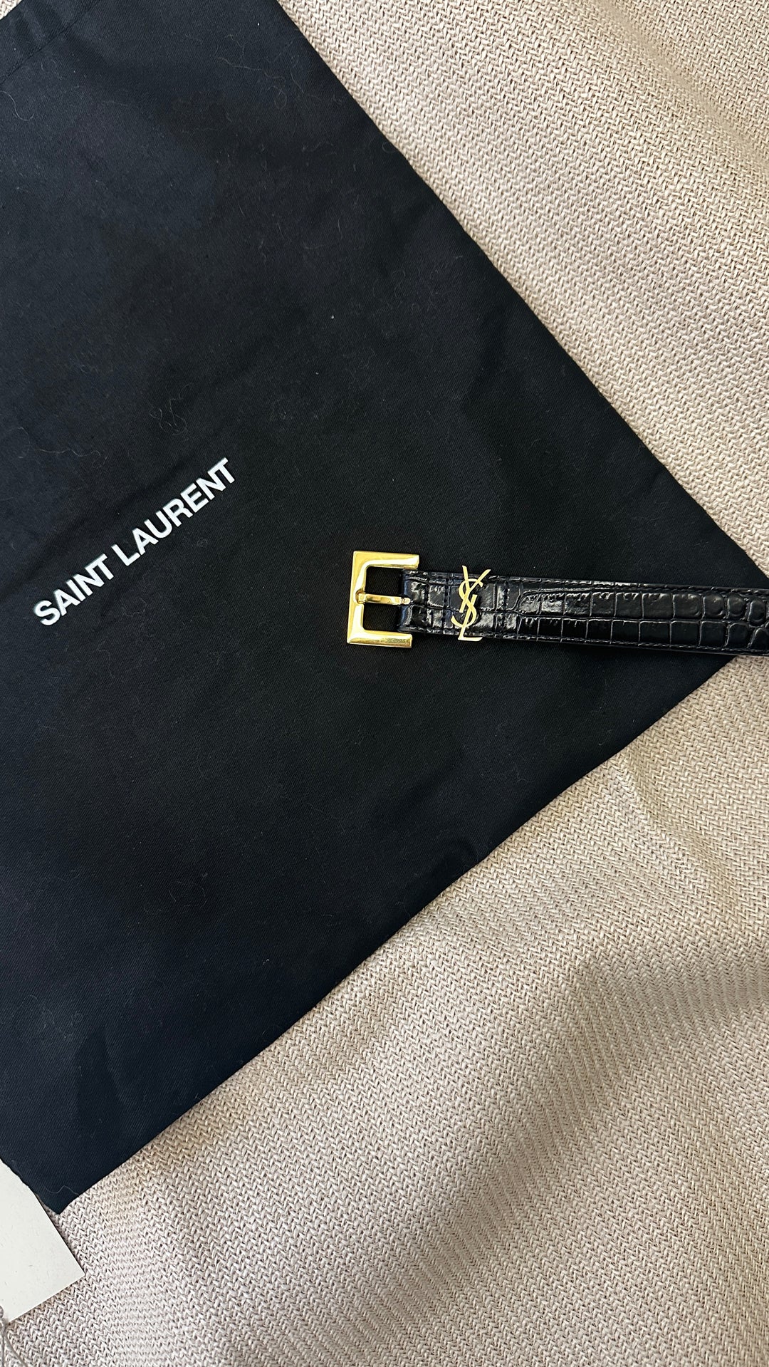 Ceinture SAINT LAURENT Cassandre en cuir embossé croco noir.