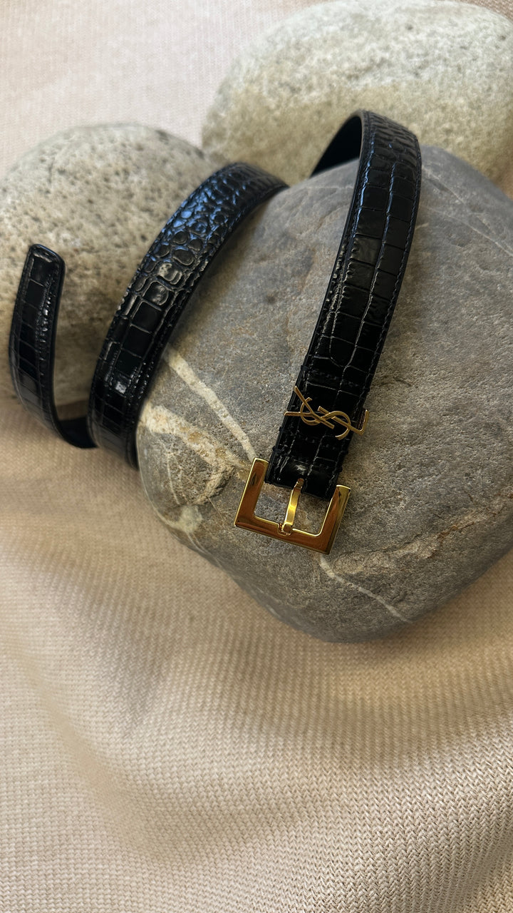 Ceinture SAINT LAURENT Cassandre en cuir embossé croco noir.