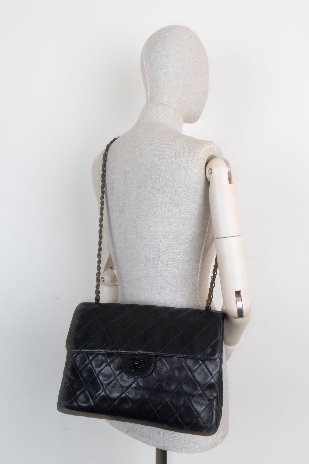 Sac à rabat classique simple et intemporel Jumbo de CHANEL, noir