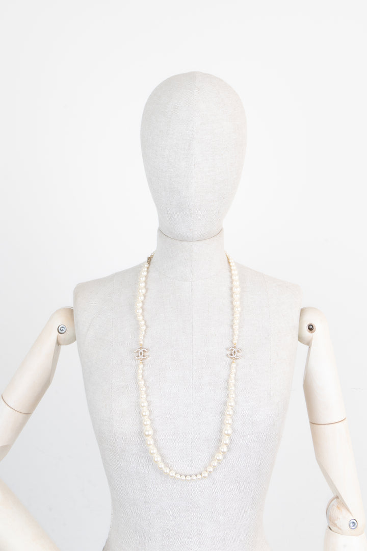 CHANEL Vintage CC Pearl Necklace