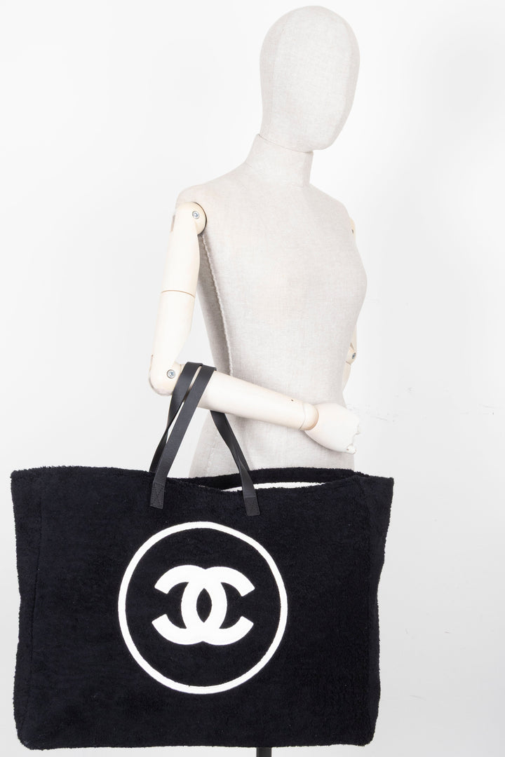 CHANEL Sac cabas Coco Mark éponge noir et blanc
