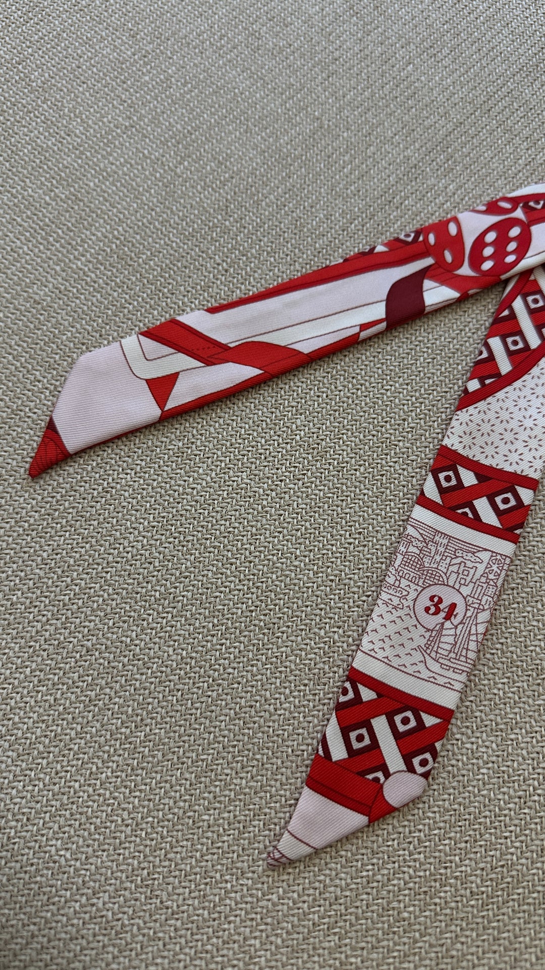 HERMÈS Le Tour du Monde Twillon Silk Red