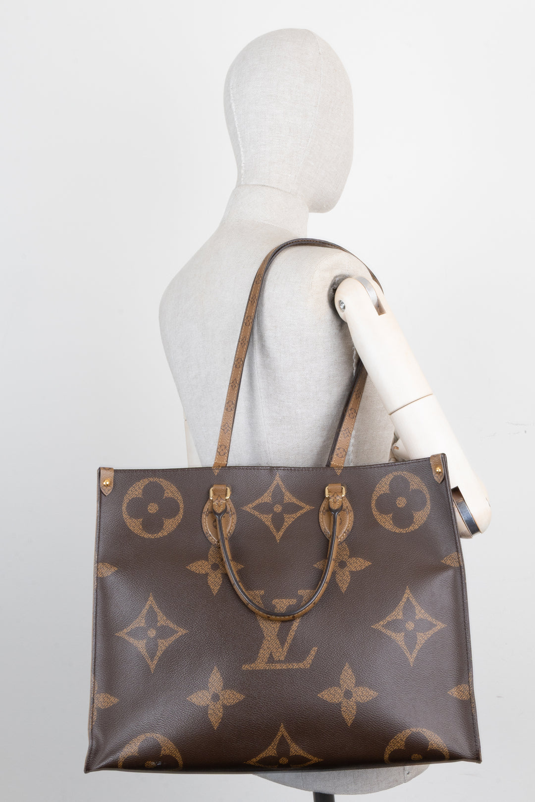 LOUIS VUITTON Onthego GM MNG Canvas