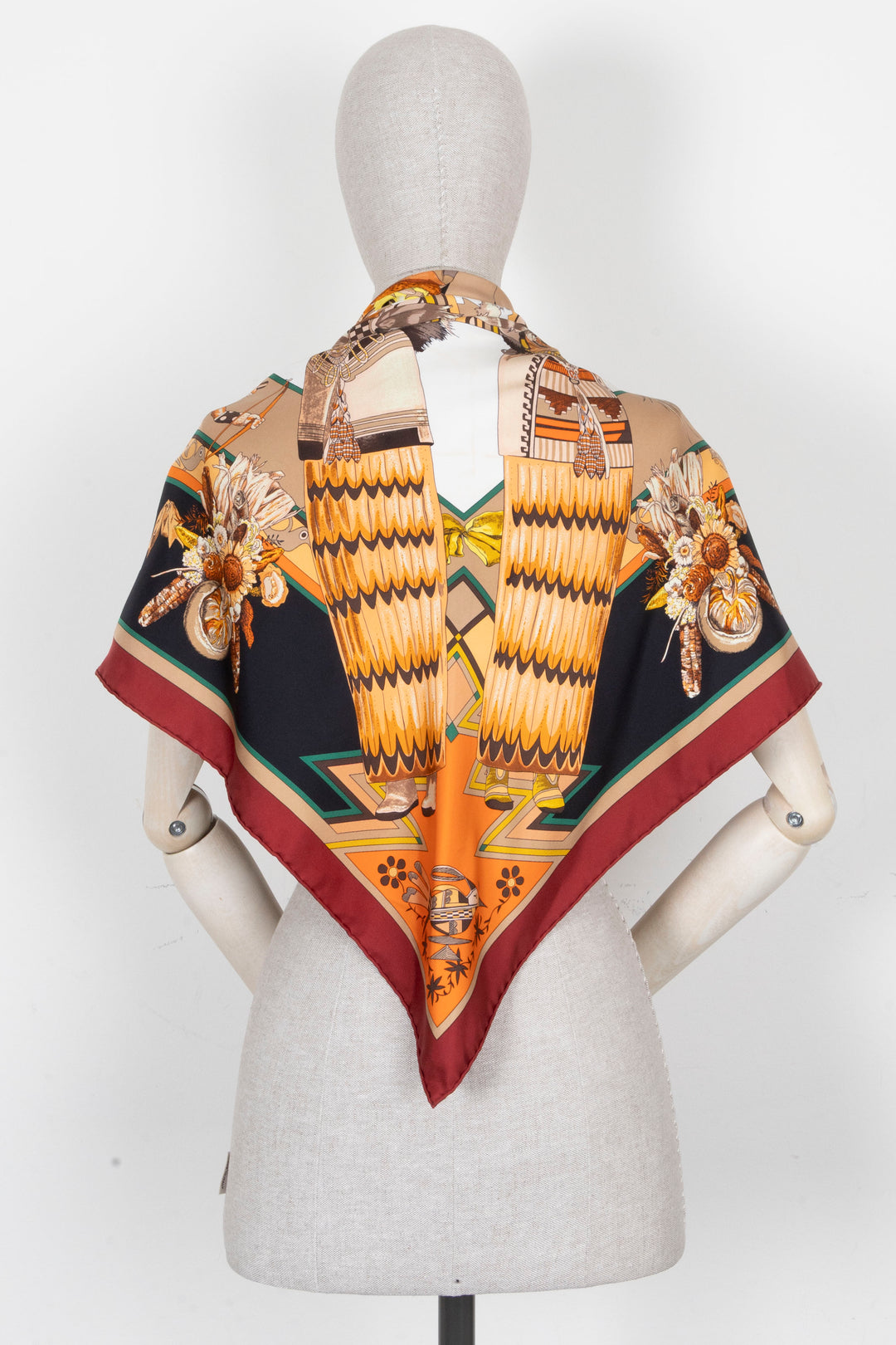 HERMÈS Kermit Oliver Kachinas Triangle Écharpe Soie Multicolore