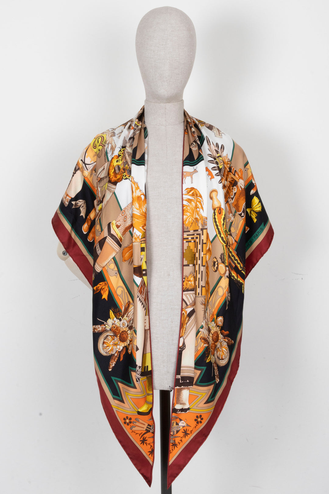 HERMÈS Kermit Oliver Kachinas Triangle Écharpe Soie Multicolore
