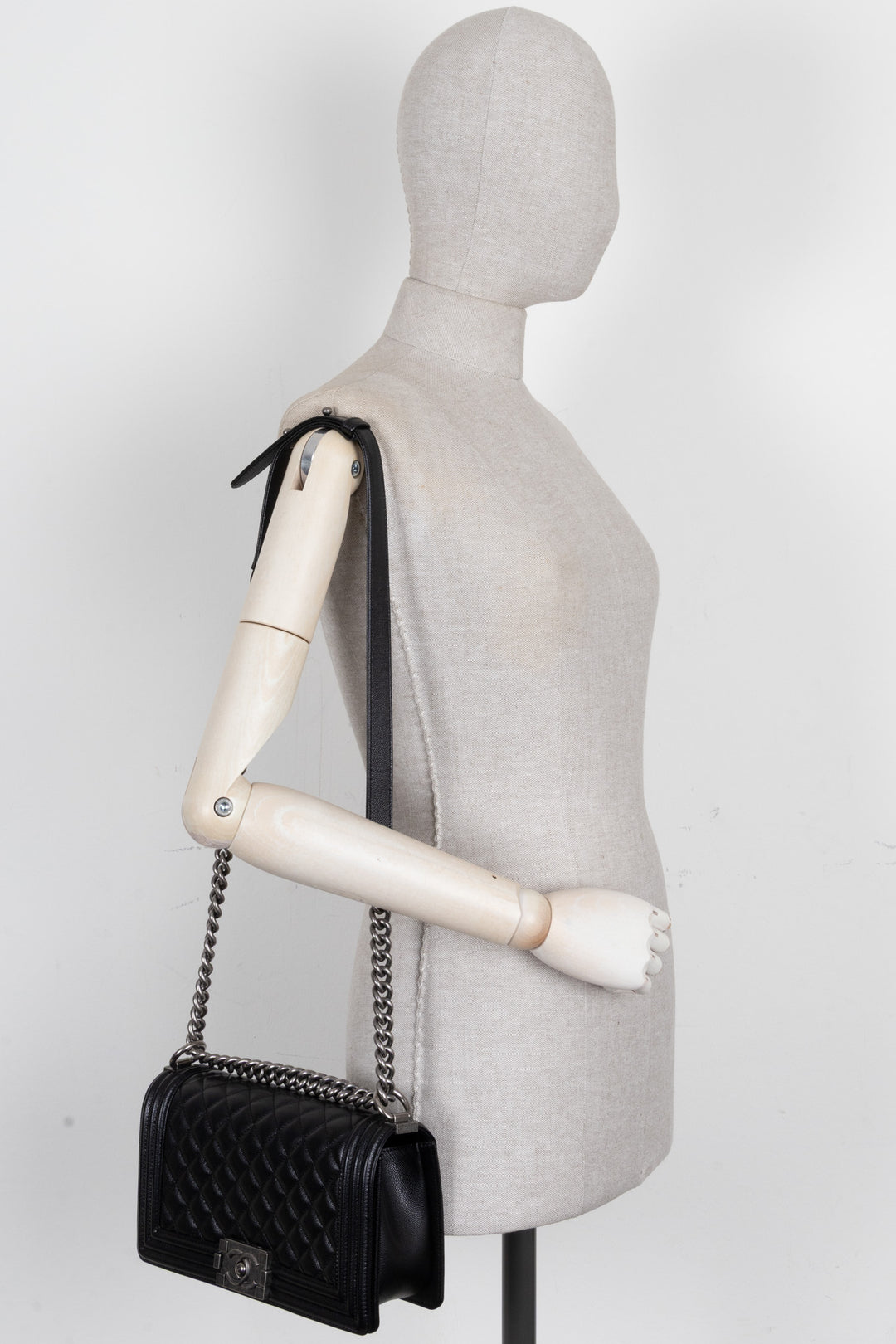 CHANEL Medium Boy cuir caviar noir