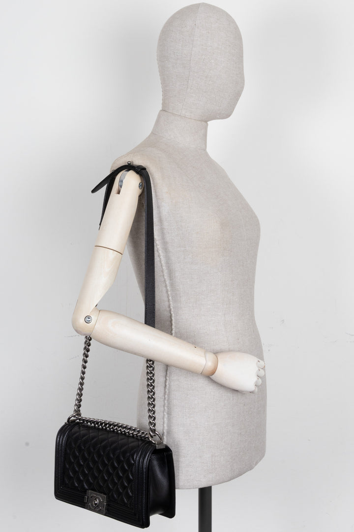 CHANEL Medium Boy cuir caviar noir