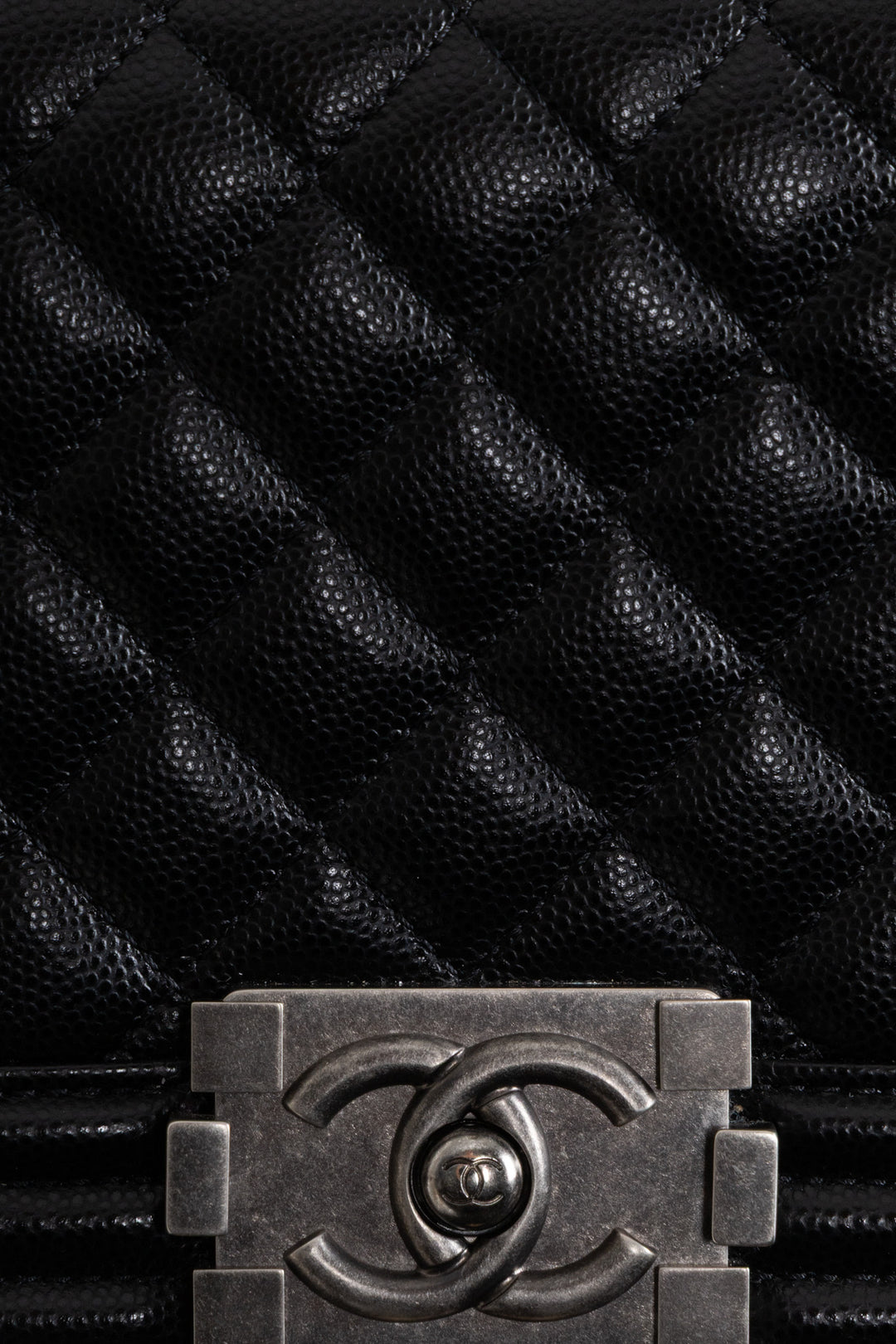 CHANEL Medium Boy cuir caviar noir