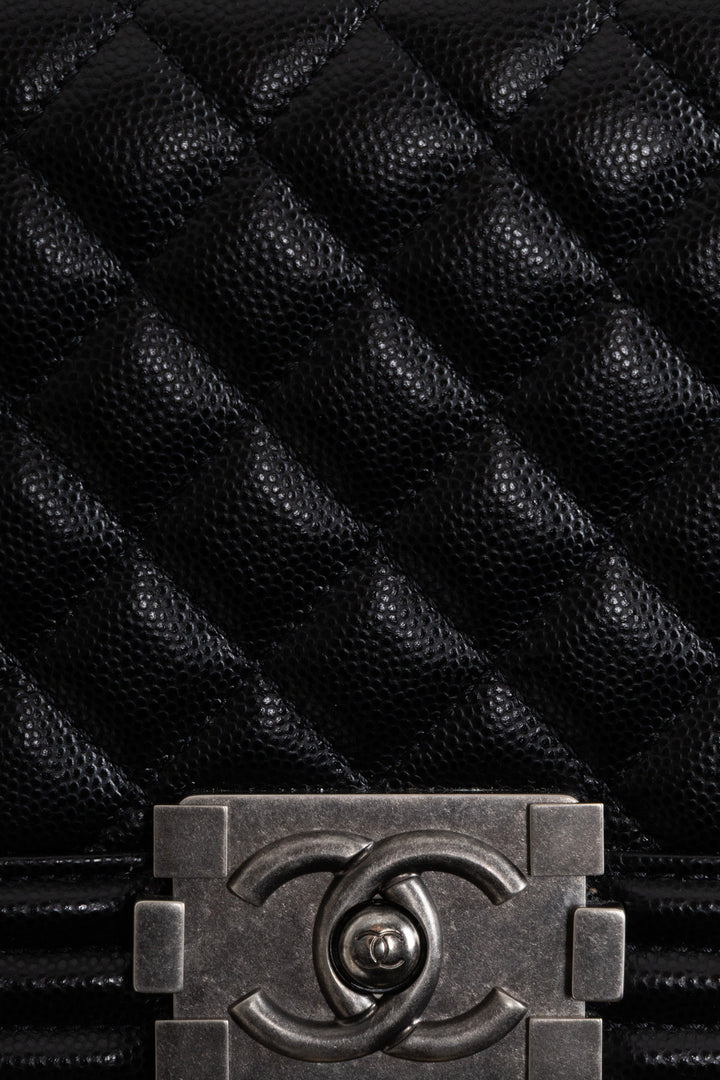 CHANEL Medium Boy cuir caviar noir