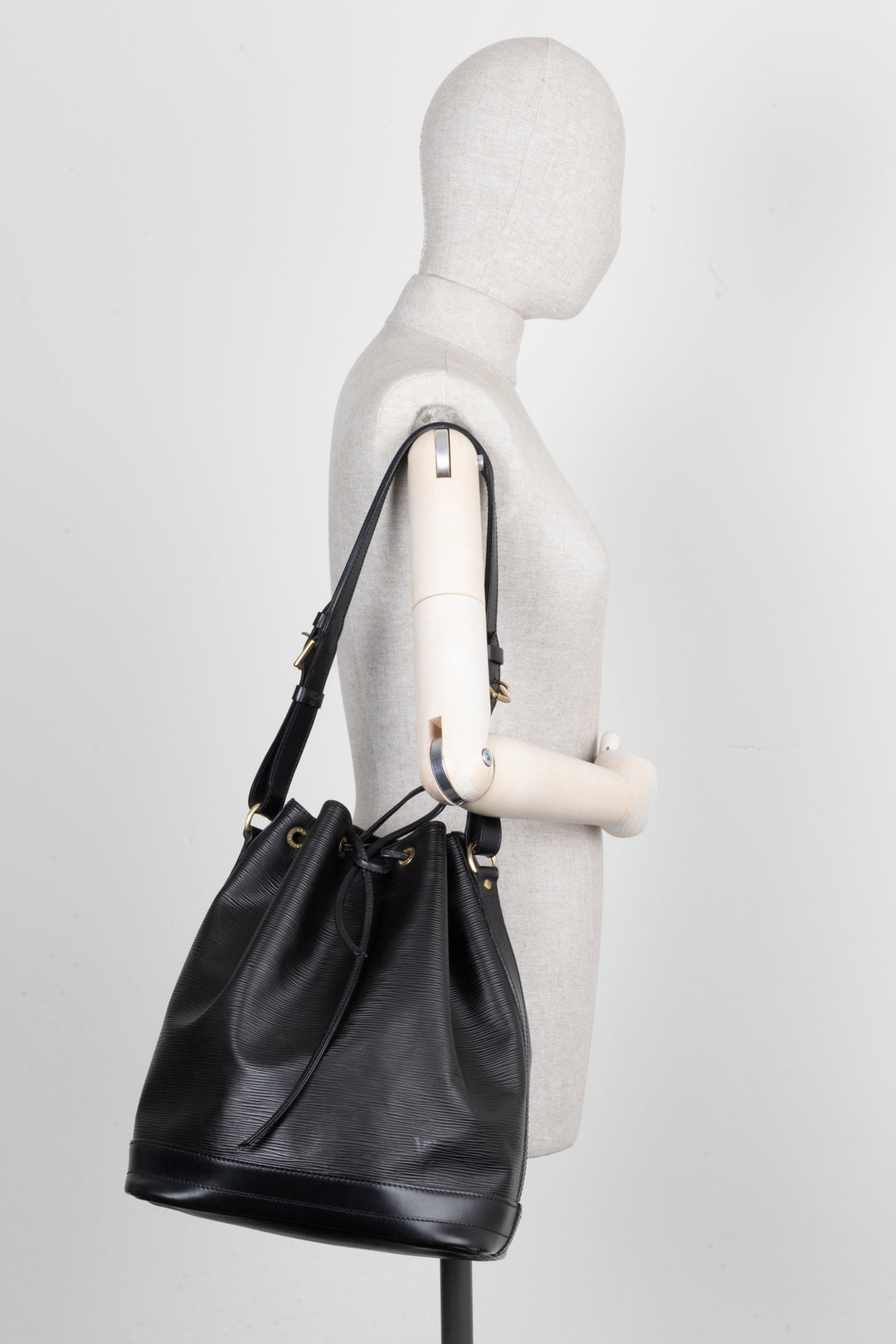 LOUIS VUITTON Grand Sac Noe Cuir Epi Noir – REAWAKE