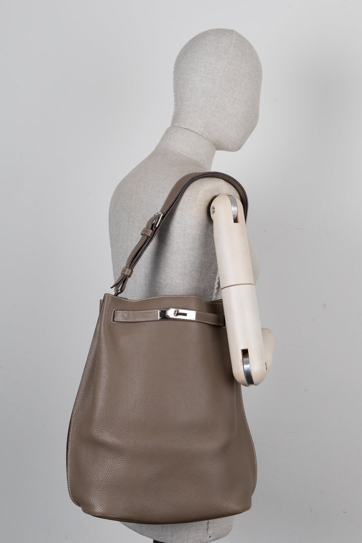 HERMÈS So Kelly 26 Clemence Etoupe Shoulder Bag