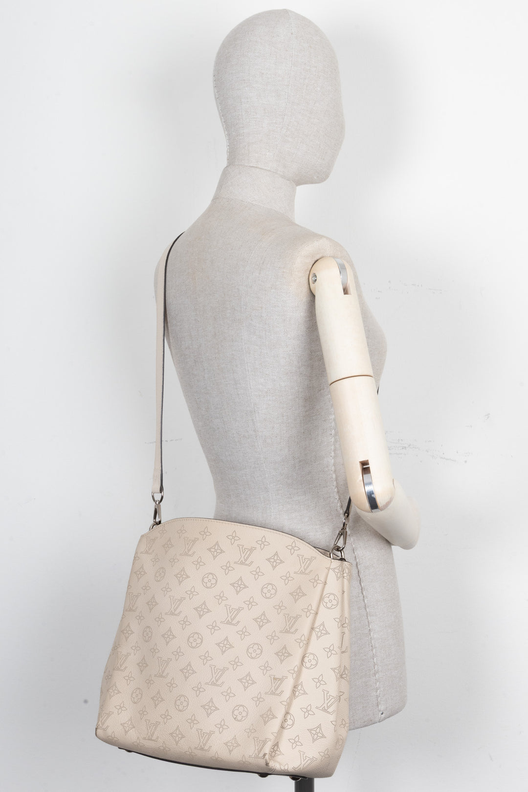 LOUIS VUITTON Sac hobo Babylone PM en cuir Mahina crème