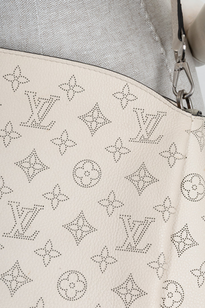 LOUIS VUITTON Sac hobo Babylone PM en cuir Mahina crème