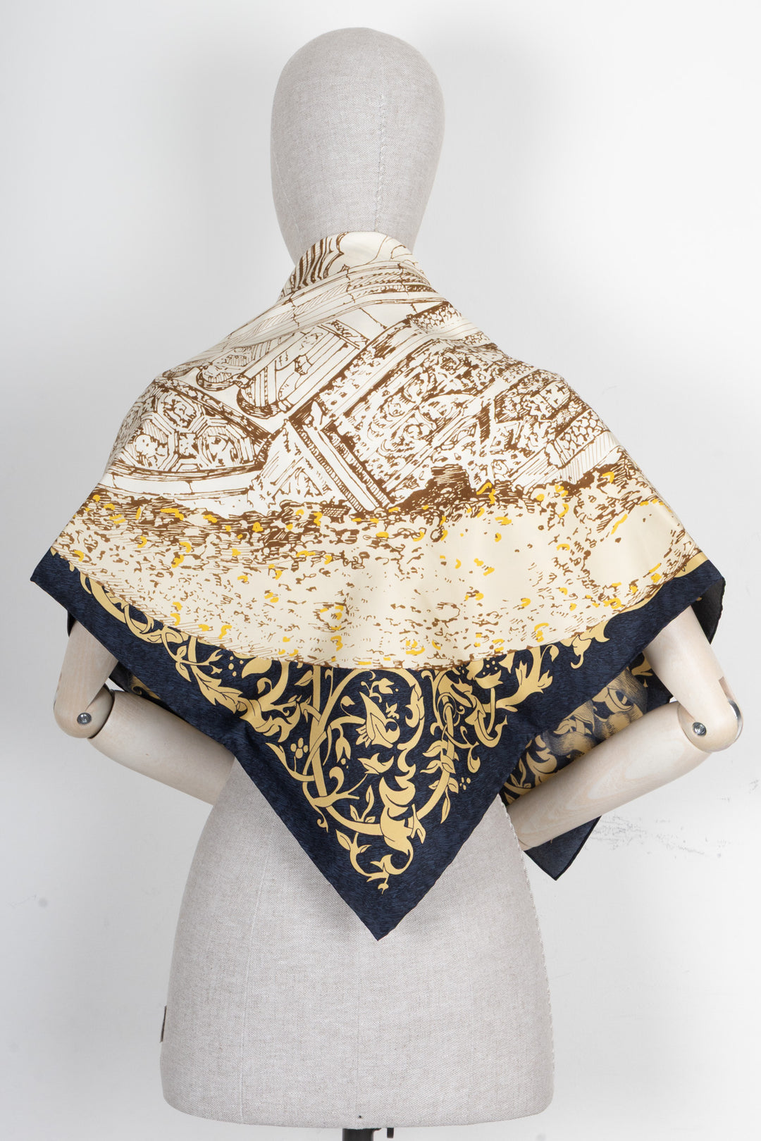CHRISTIAN DIOR La Papesse Carré 90 Silk Beige Multicolor