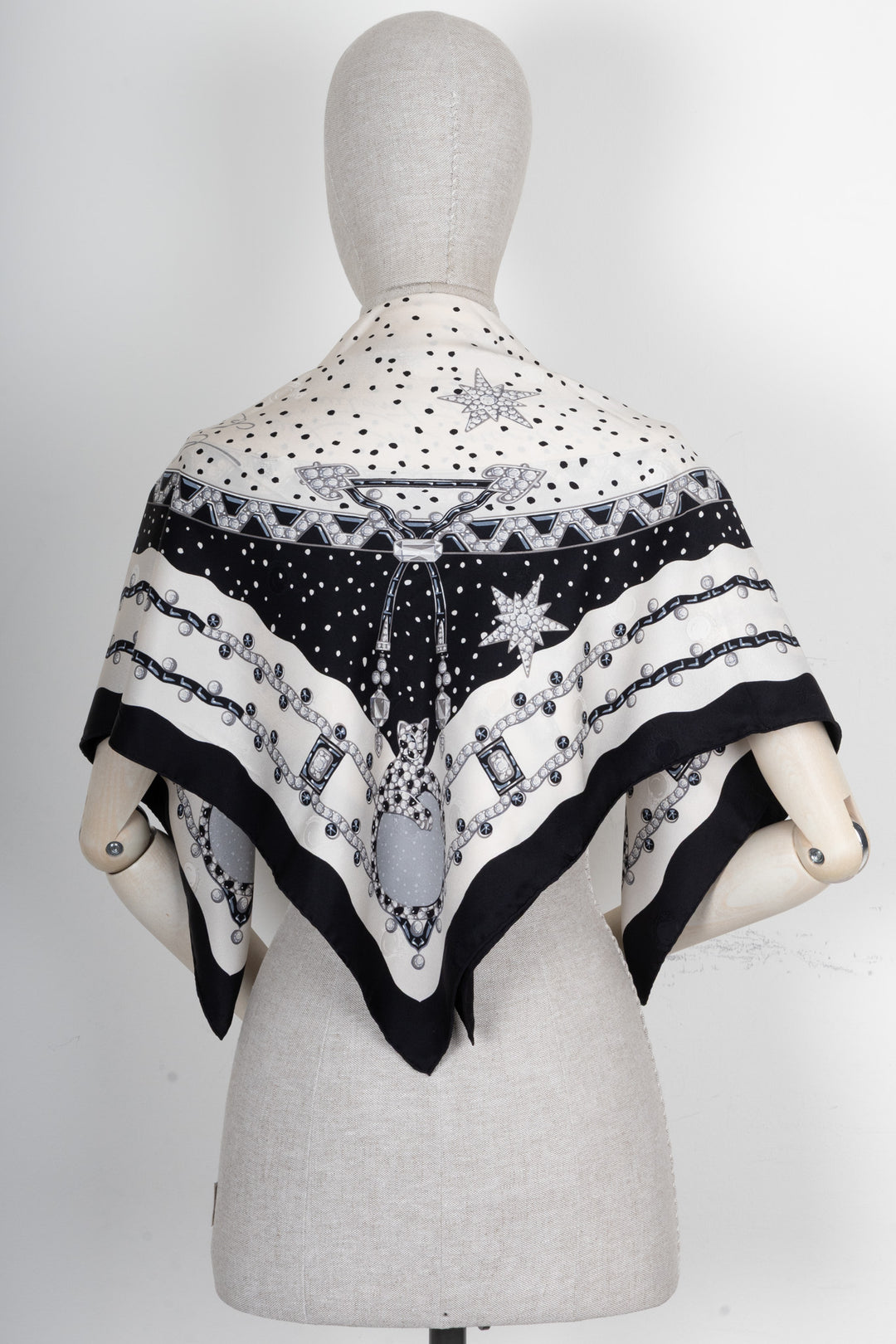 CARTIER Diamond Star Sky Print Carré 90 Silk Black White