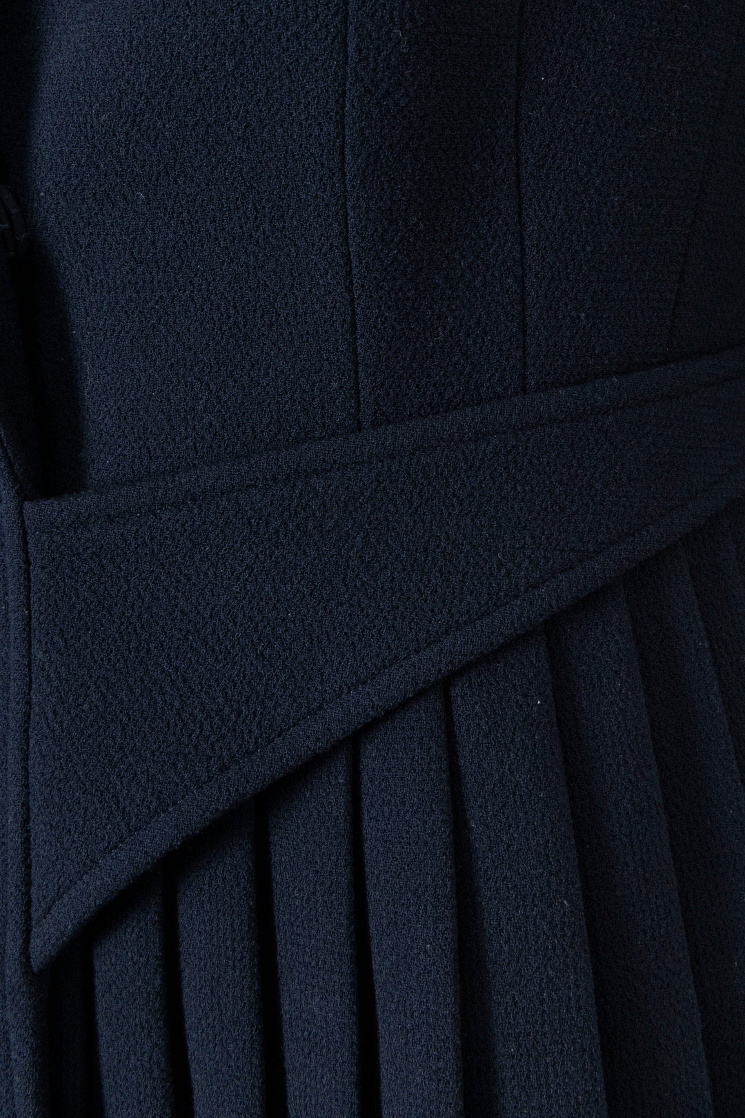 CHRISTIAN DIOR Veste asymétrique plissée ceinturée en laine marine