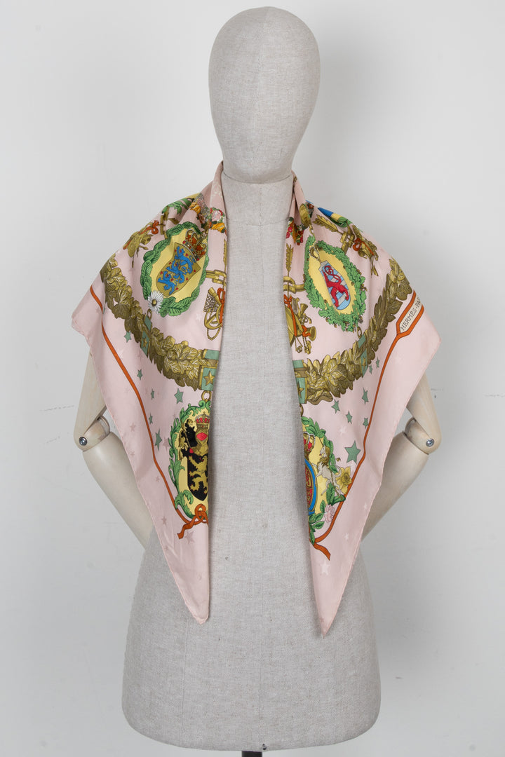 HERMÈS Emblèmes De L'Europe 90 Scarf Silk Blush Pink Olive