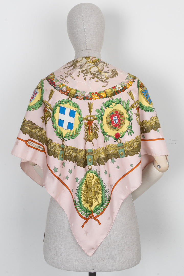 HERMÈS Emblèmes De L'Europe 90 Scarf Silk Blush Pink Olive