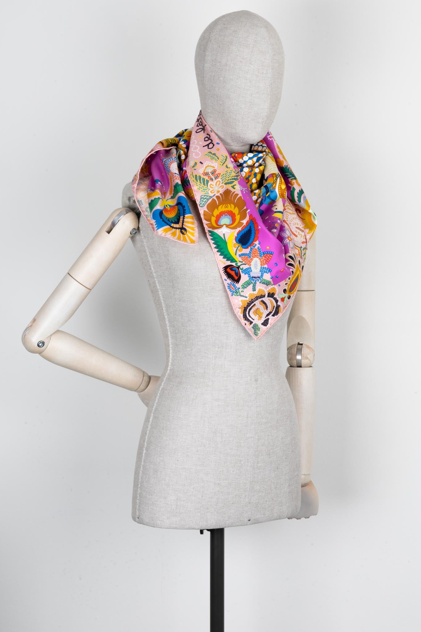 HERMÈS Costume De Fete Carrè 90 Silk Multicolor – REAWAKE