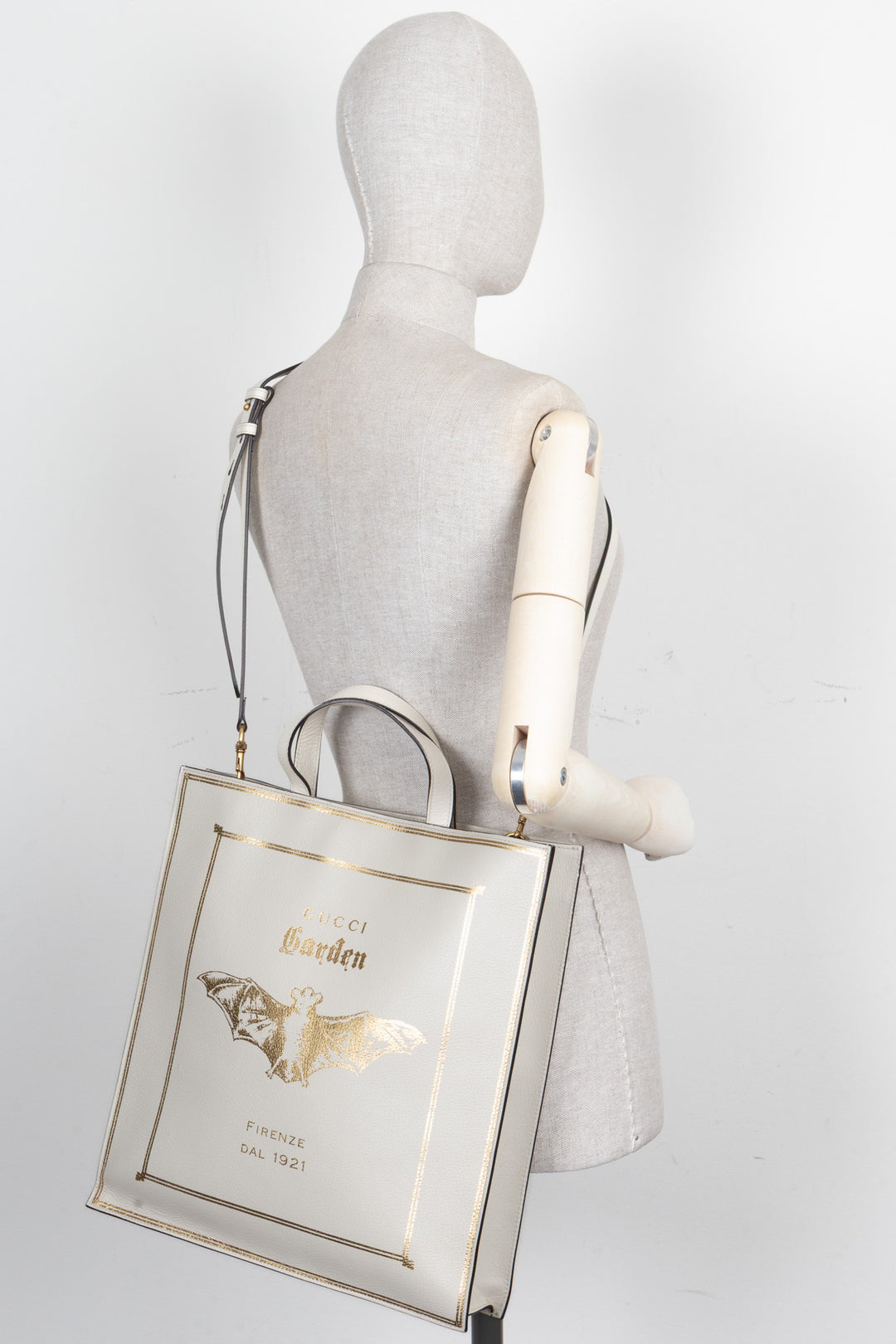 GUCCI Sac Cabas The Vampire A.Tale Garden Cuir Ivoire Or