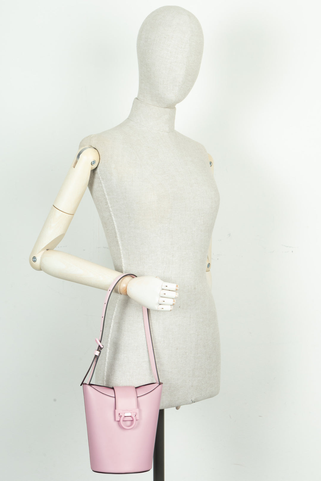 SALVATORE FERRAGAMO Trifolio Small Bucket Bag Leather Pink