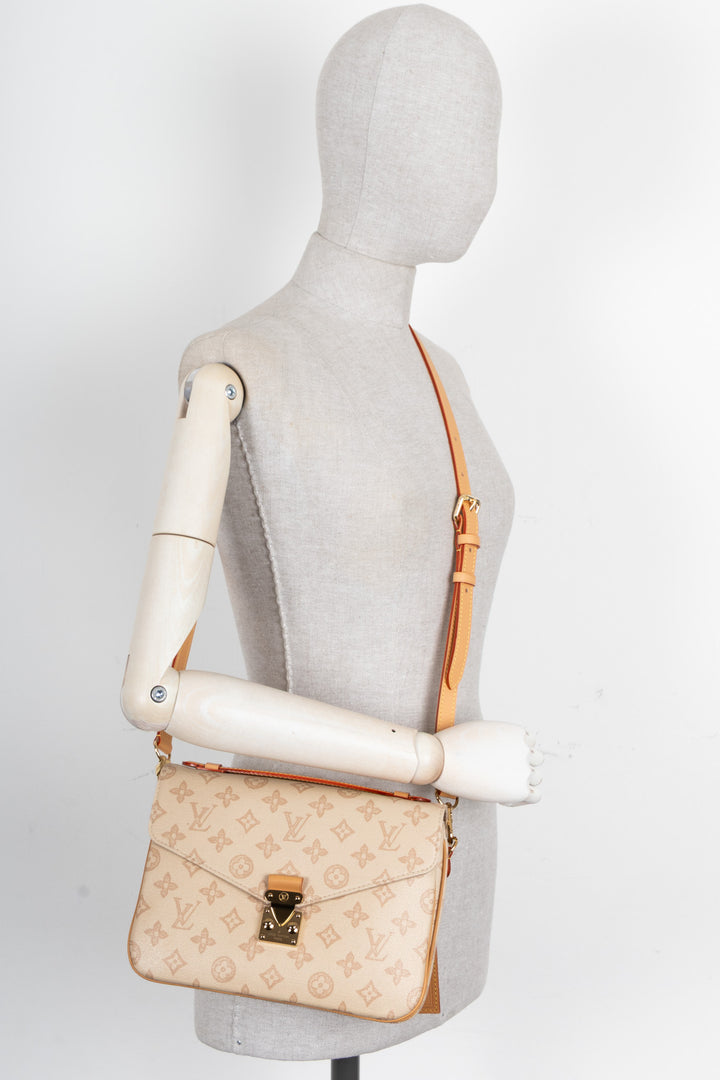 LOUIS VUITTON Pochette Metis Bag MM Toiles White