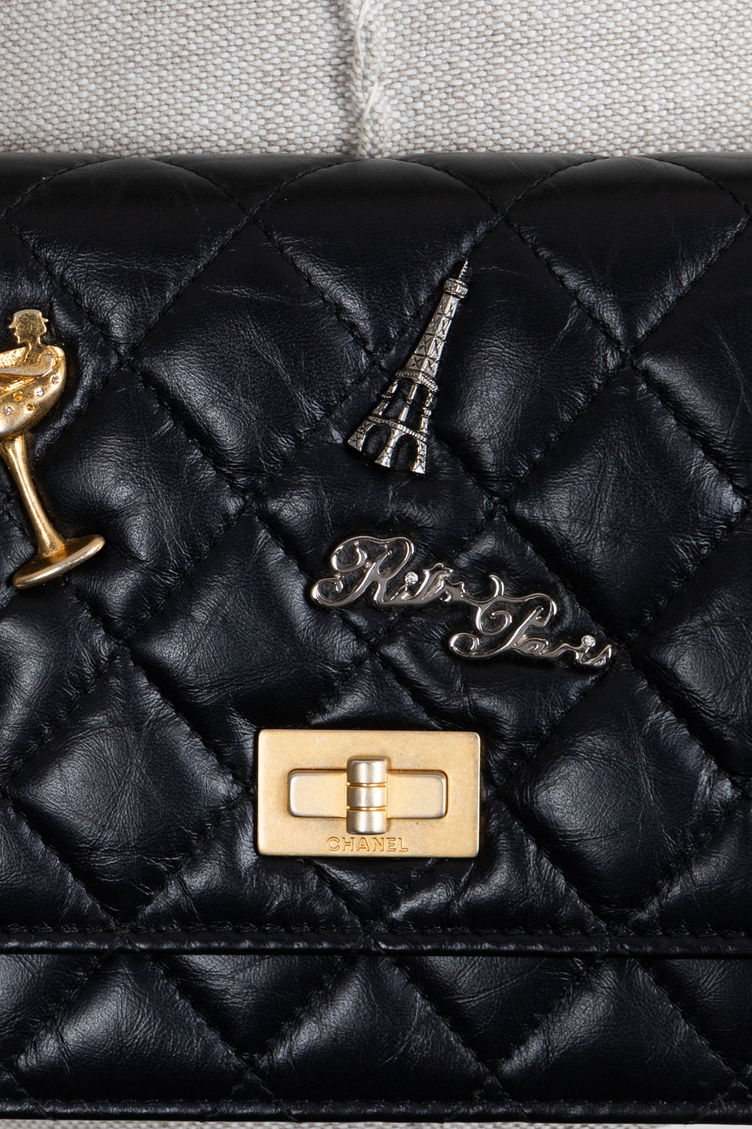 CHANEL 2.55 Reissue Lucky Charm WOC noir