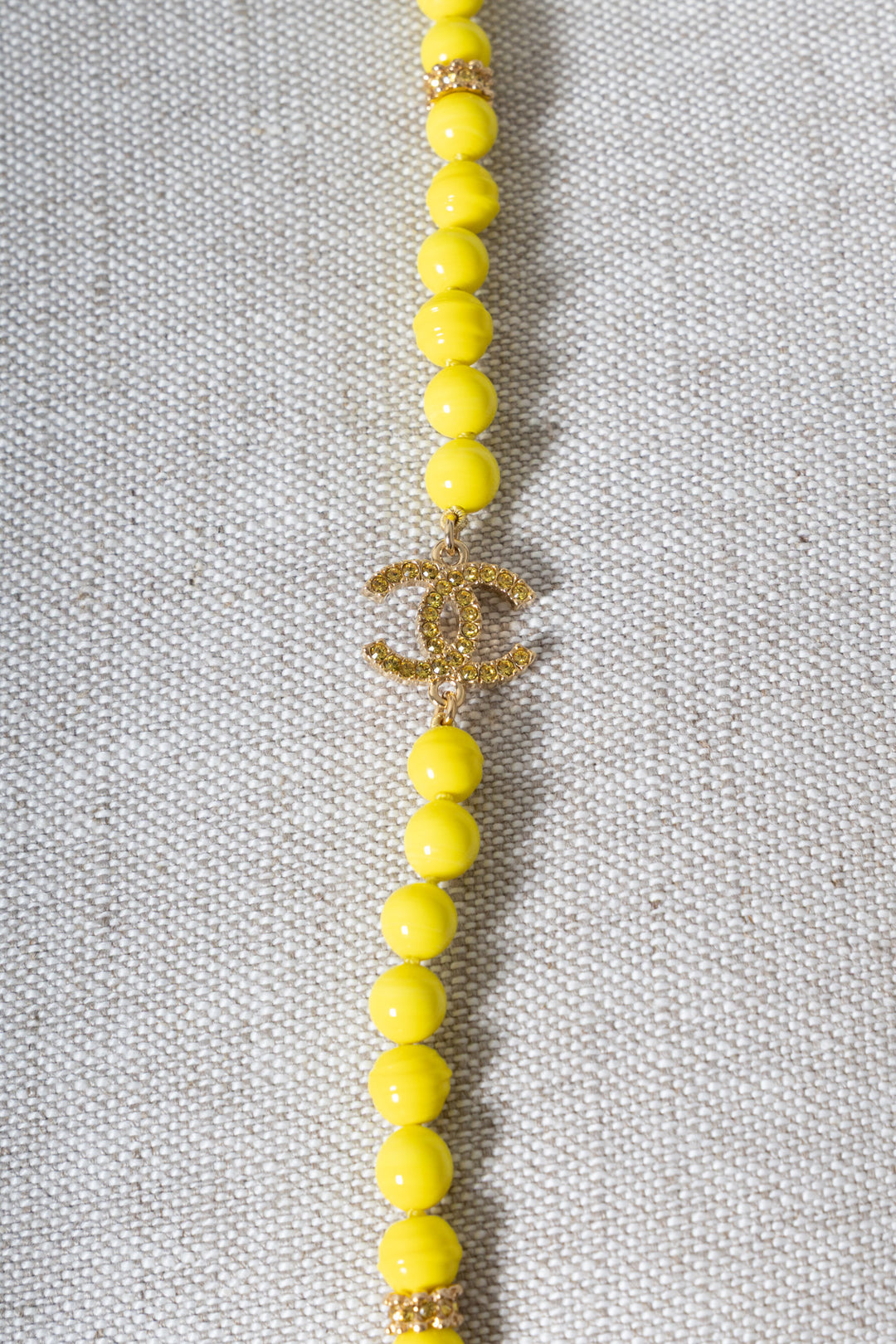 CHANEL 24A CC Long Sautoir Perles de Cristal Jaunes
