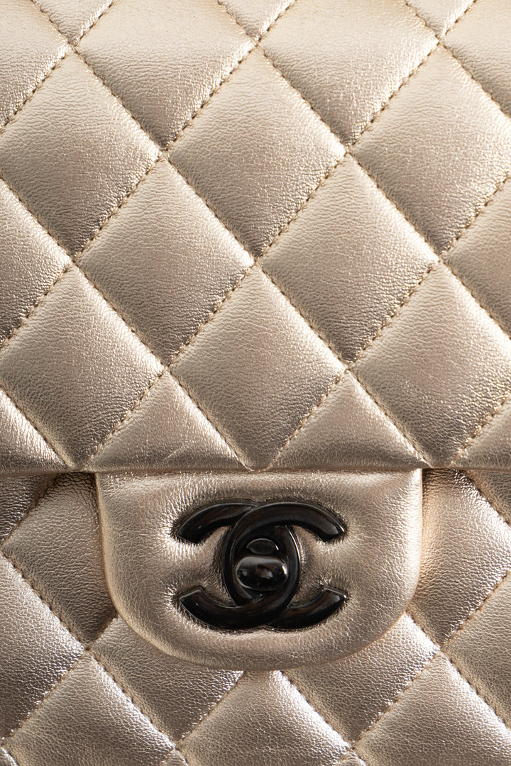 CHANEL Double Flap Bag Medium Cuir Métallisé Champagne