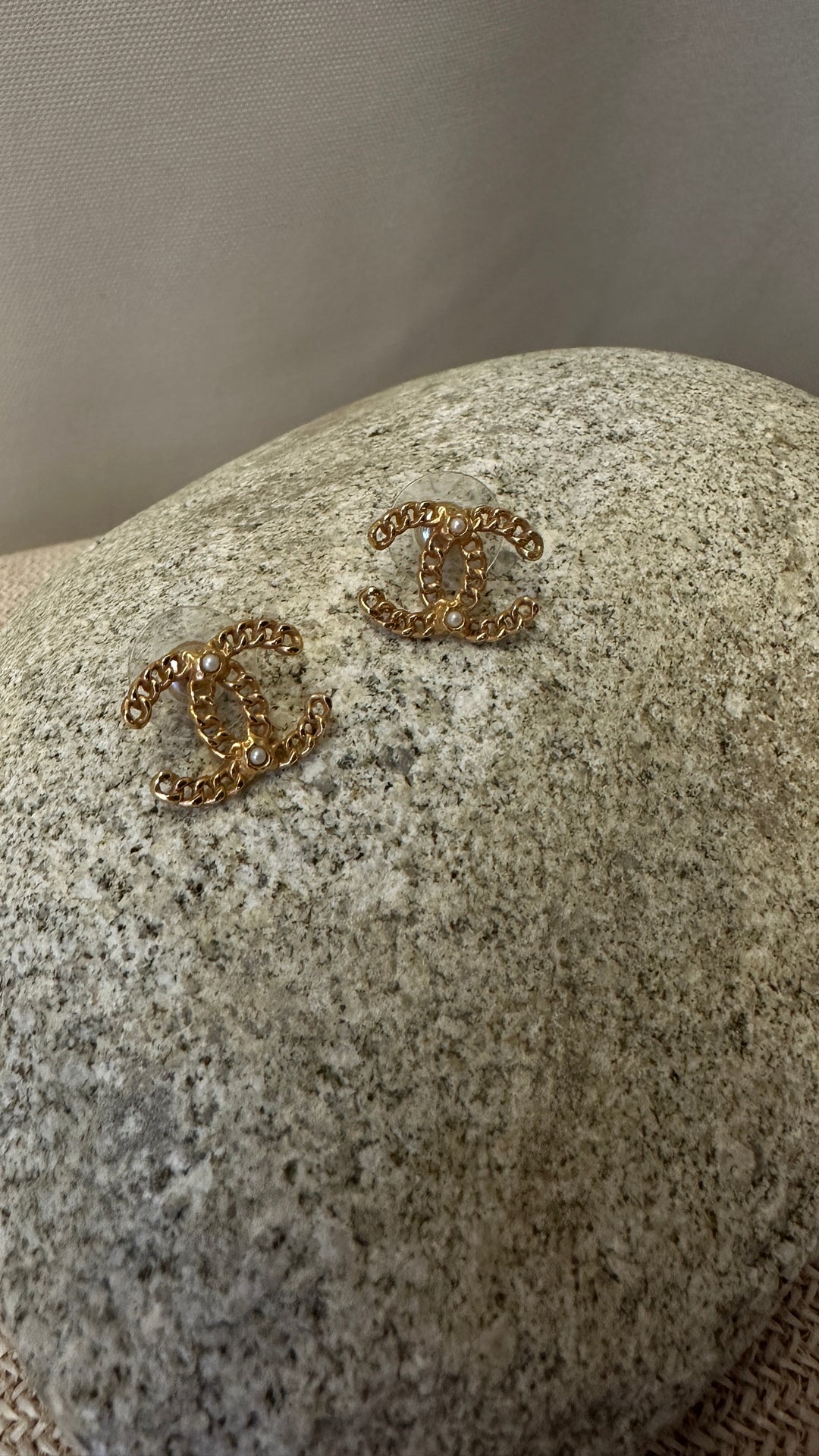 CHANEL 2018 Chain CC Earrings Gold