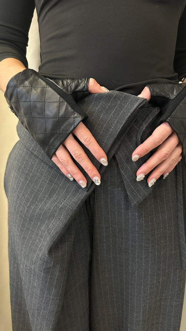 CHANEL Gants courts matelassés en cuir noir