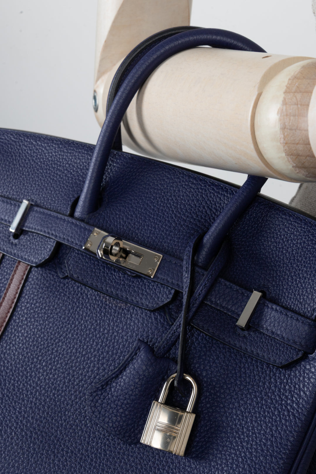 HERMÈS Birkin 25 Officier Retourne Togo Bleu Encre Bordeaux