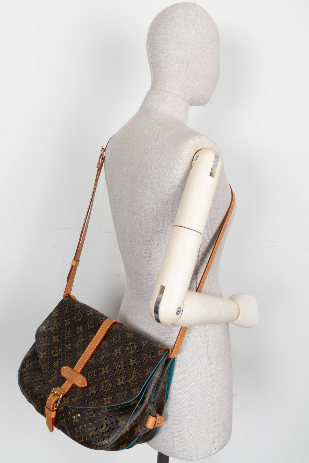 LOUIS VUITTON Flore Saumur 30 MNG