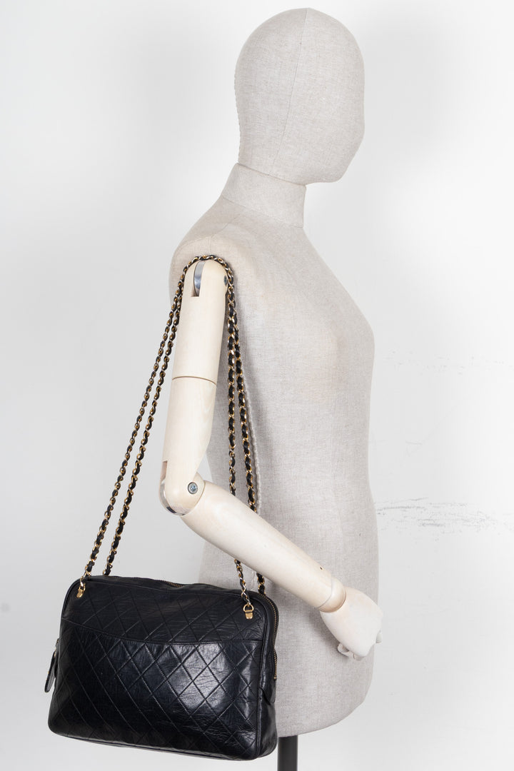 Sac bandoulière CHANEL Vintage matelassé médaillon en cuir noir