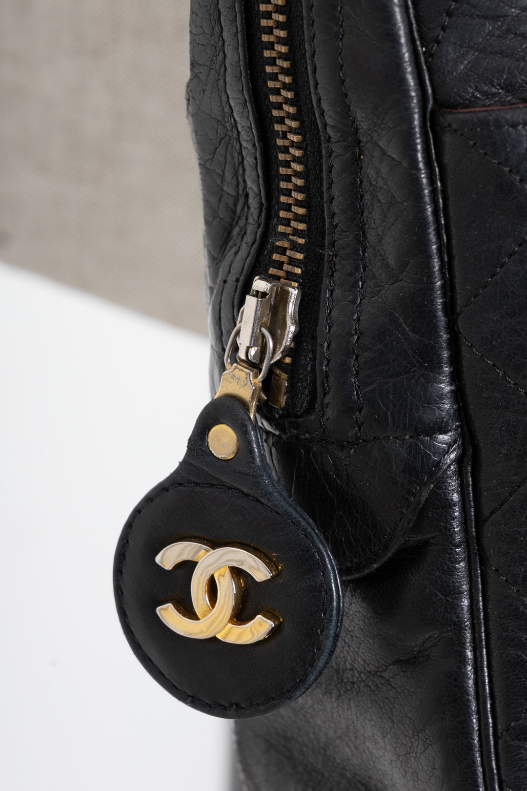 Sac bandoulière CHANEL Vintage matelassé médaillon en cuir noir