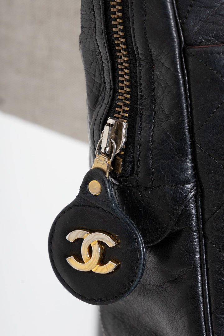 Sac bandoulière CHANEL Vintage matelassé médaillon en cuir noir